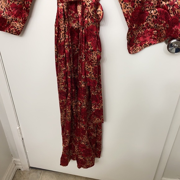 I am selling a polyester robe. - Picture 2 of 2